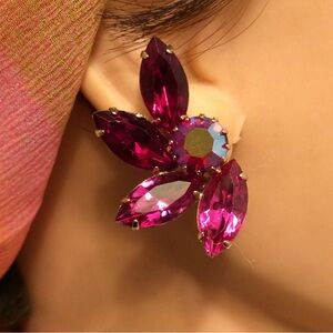 Vintage 1950s Elegant Pink borealis rhinestone clip on Earrings